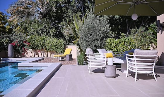 Meubles de jardin et jarres de chez La Veranda Home & Garden