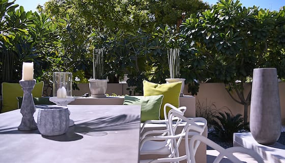 Meubles de jardin et jarres de chez La Veranda Home & Garden