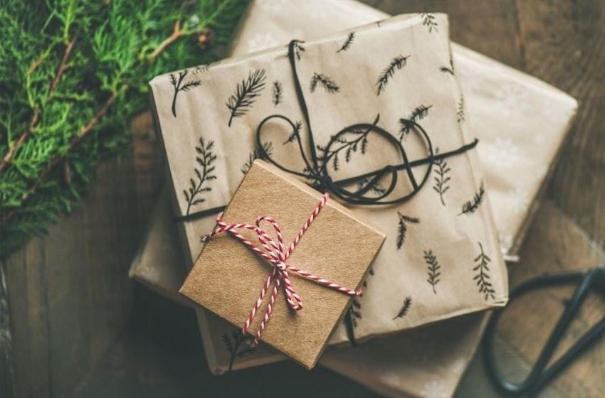 Cadeaux de Noël sous le sapin, papier cadeaux naturel. 