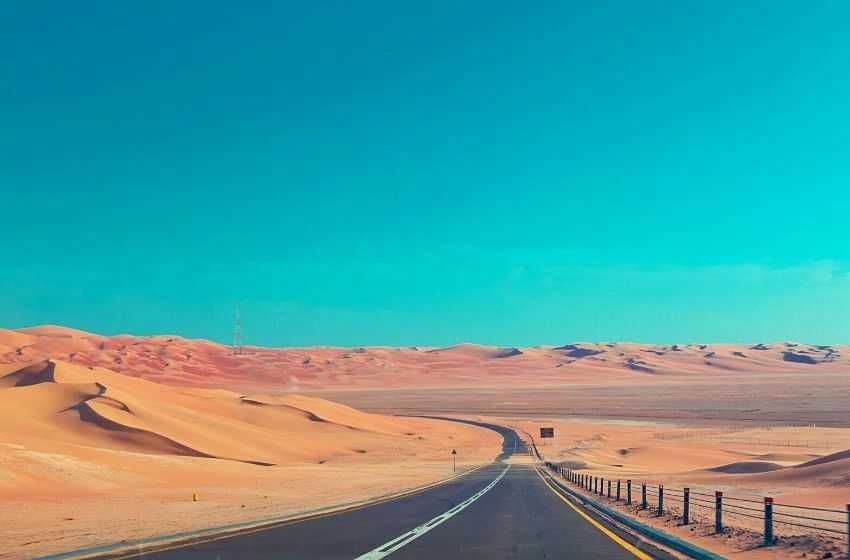 Dubai road désert UAE