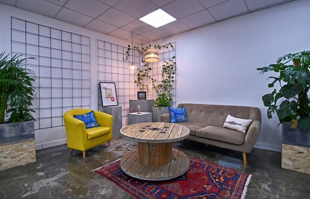 espace salon dans un bureau à Dubai