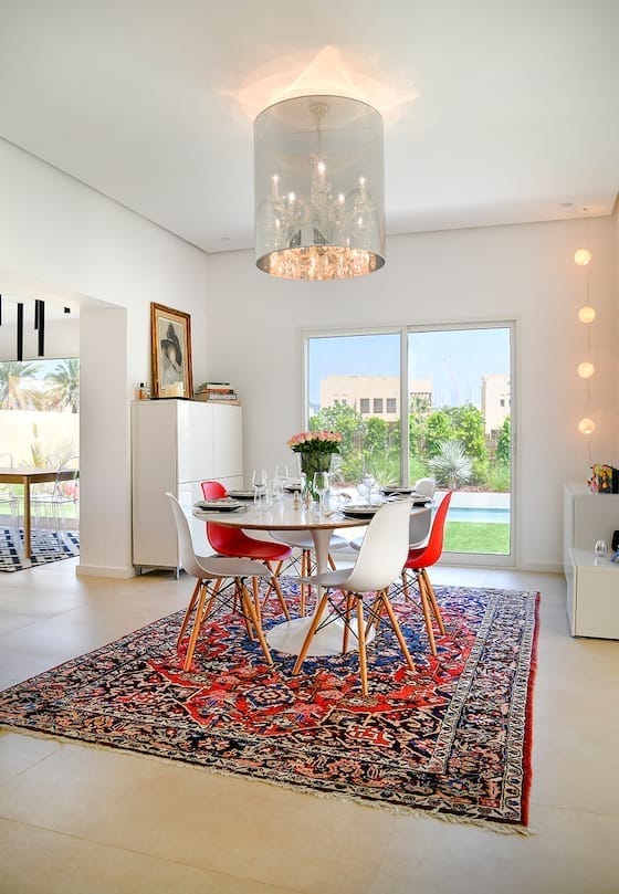 La table ovale est une table Knoll