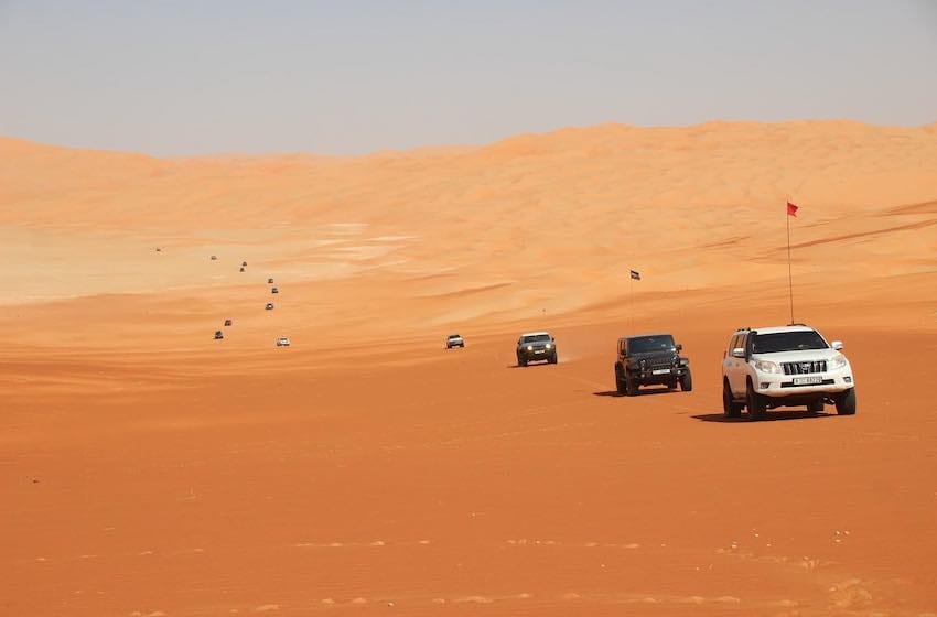 activité conduire dans le desert de dubai