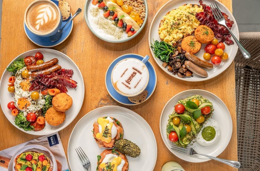 Dubai Marina breakfast