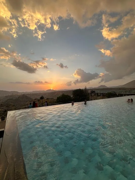 Anantara Al Jabal Al Akhdar Resort coucher de soleil avec vue sur les montagnes