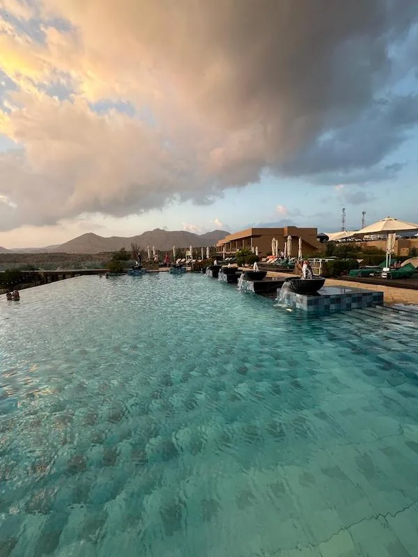 piscine avec vue sur les montagnes d'Oman