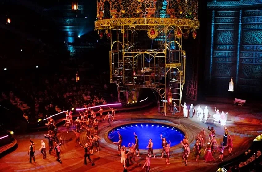 La Perle by Dragone est un spectacle permanent aquatique et acrobatique