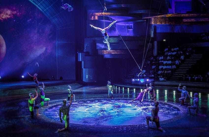 La Perle by Dragone est un spectacle permanent aquatique et acrobatique