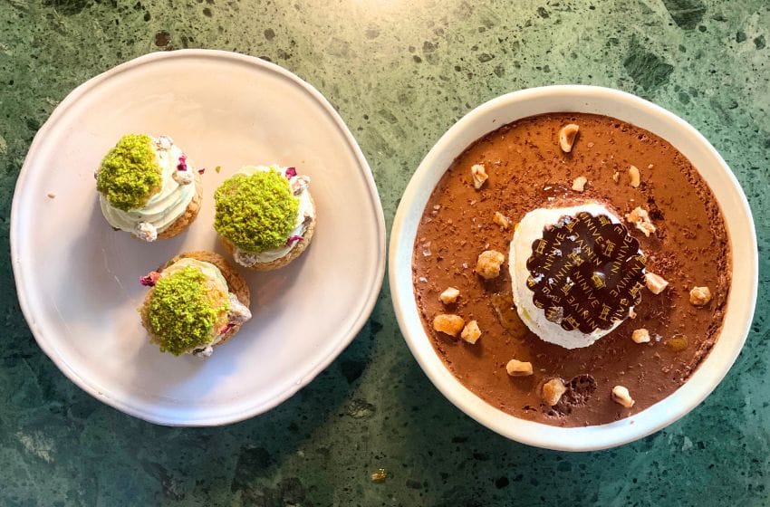 mousse au chocolat onctueuse et choux à la pistache