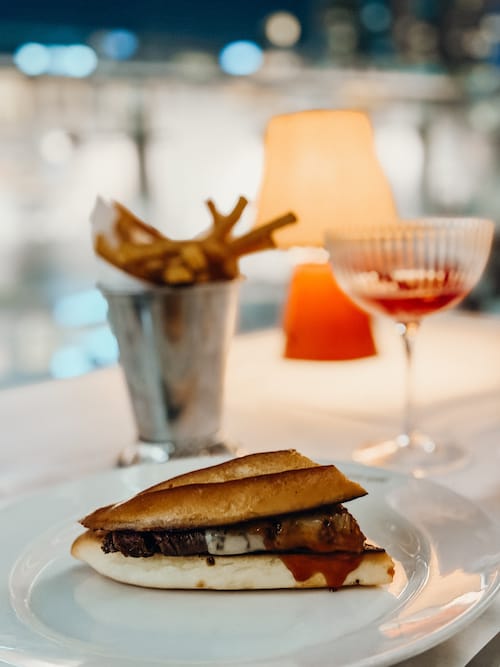 Izu Burger : Servi dans une baguette revisitée façon burger