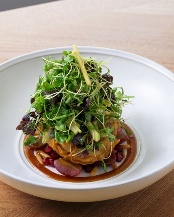 Duck Salad Salade de canard, micro-herbes, pomme et pignons