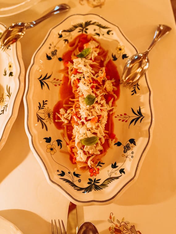 Des spaghetti au king crab, tomates cerises, bisque et citron d’Amalfi